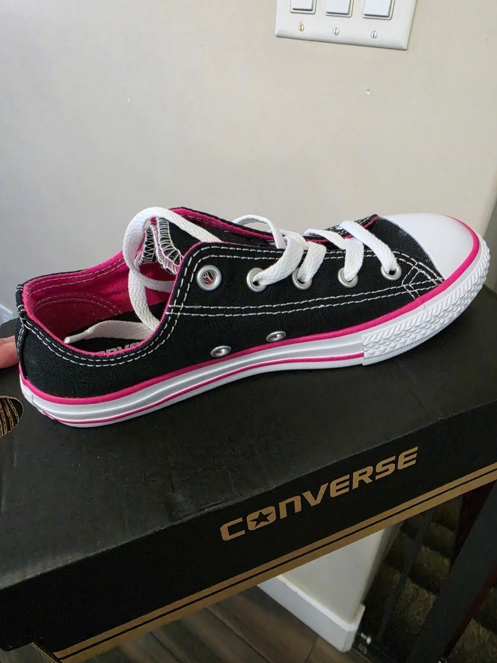 Converse Low Top Canvas Sneaker in Black & Pink Kids Size 2/ Junior 1.5